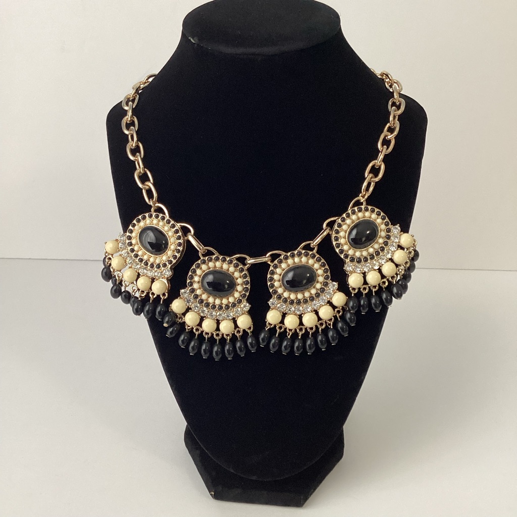 Susan Graver Black And Cream Color 16 Inch Statement Piece Necklace 30$